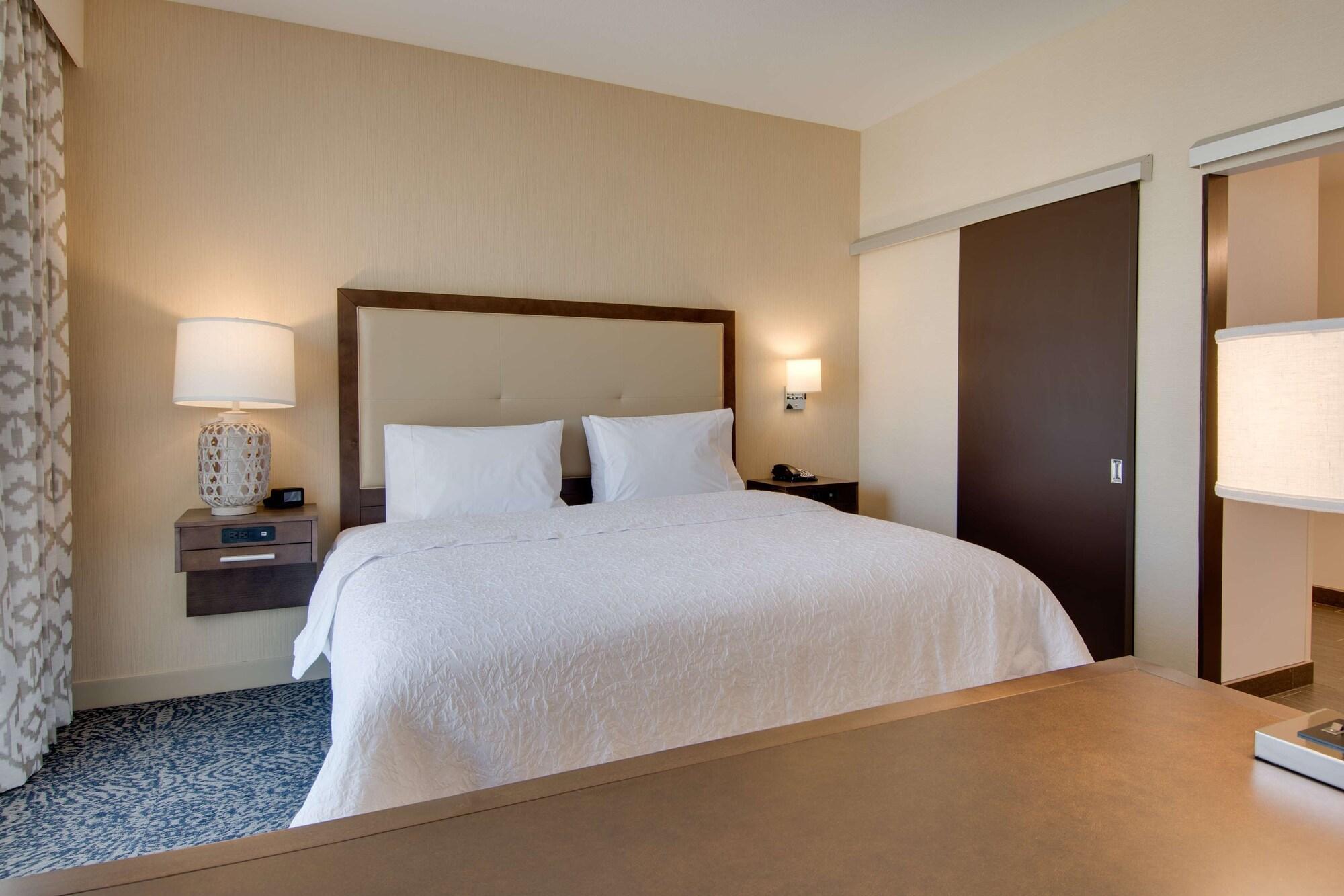 Hampton Inn & Suites Los Angeles - Glendale Exterior photo