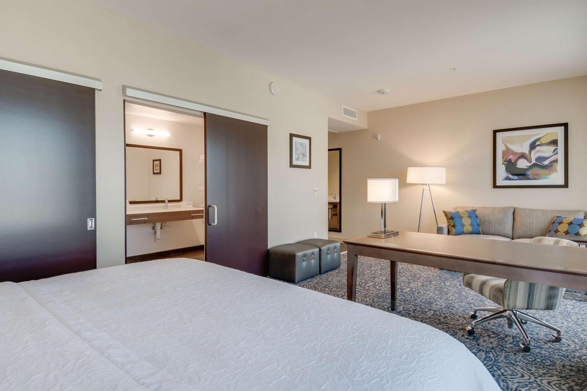 Hampton Inn & Suites Los Angeles - Glendale Exterior photo