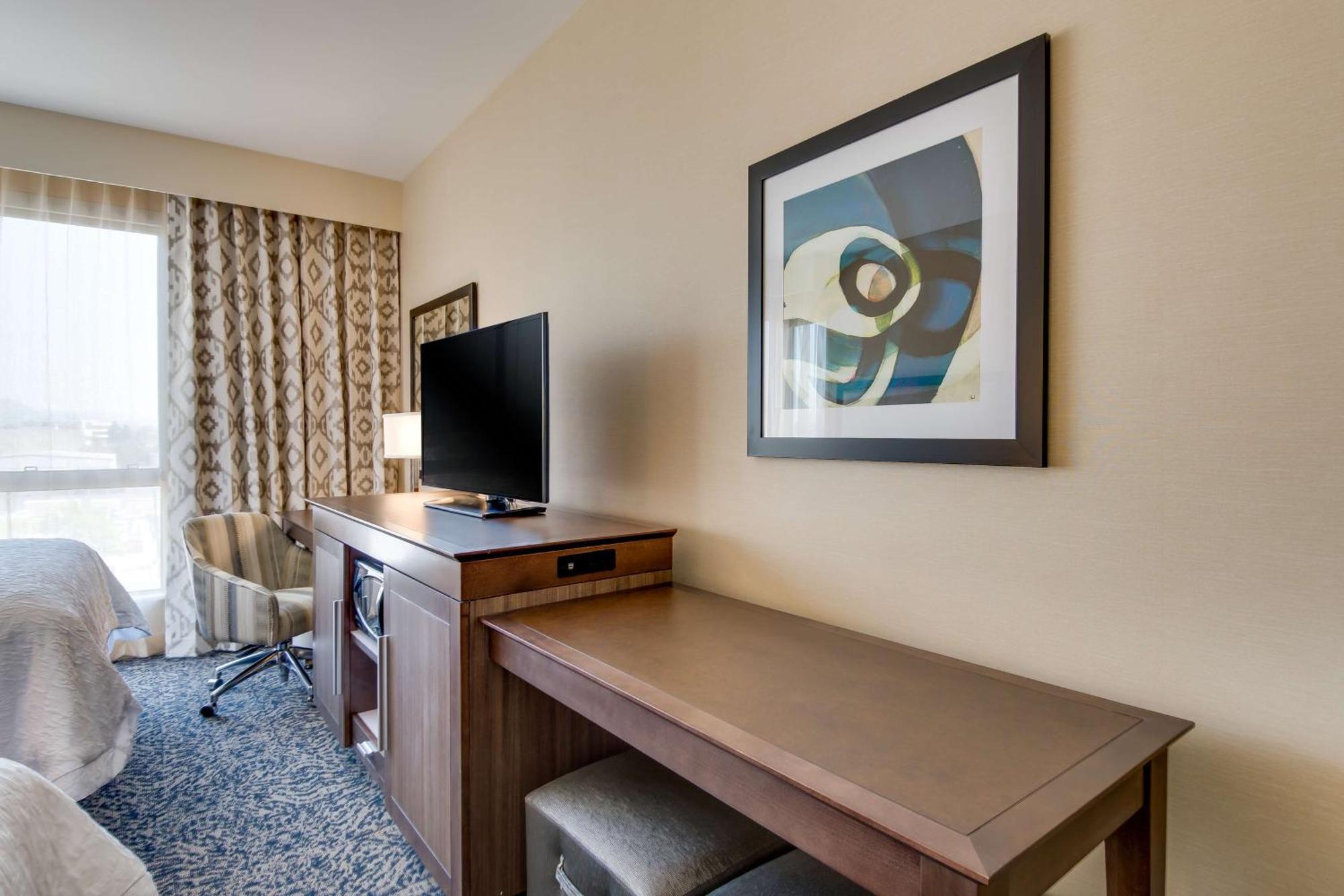 Hampton Inn & Suites Los Angeles - Glendale Exterior photo
