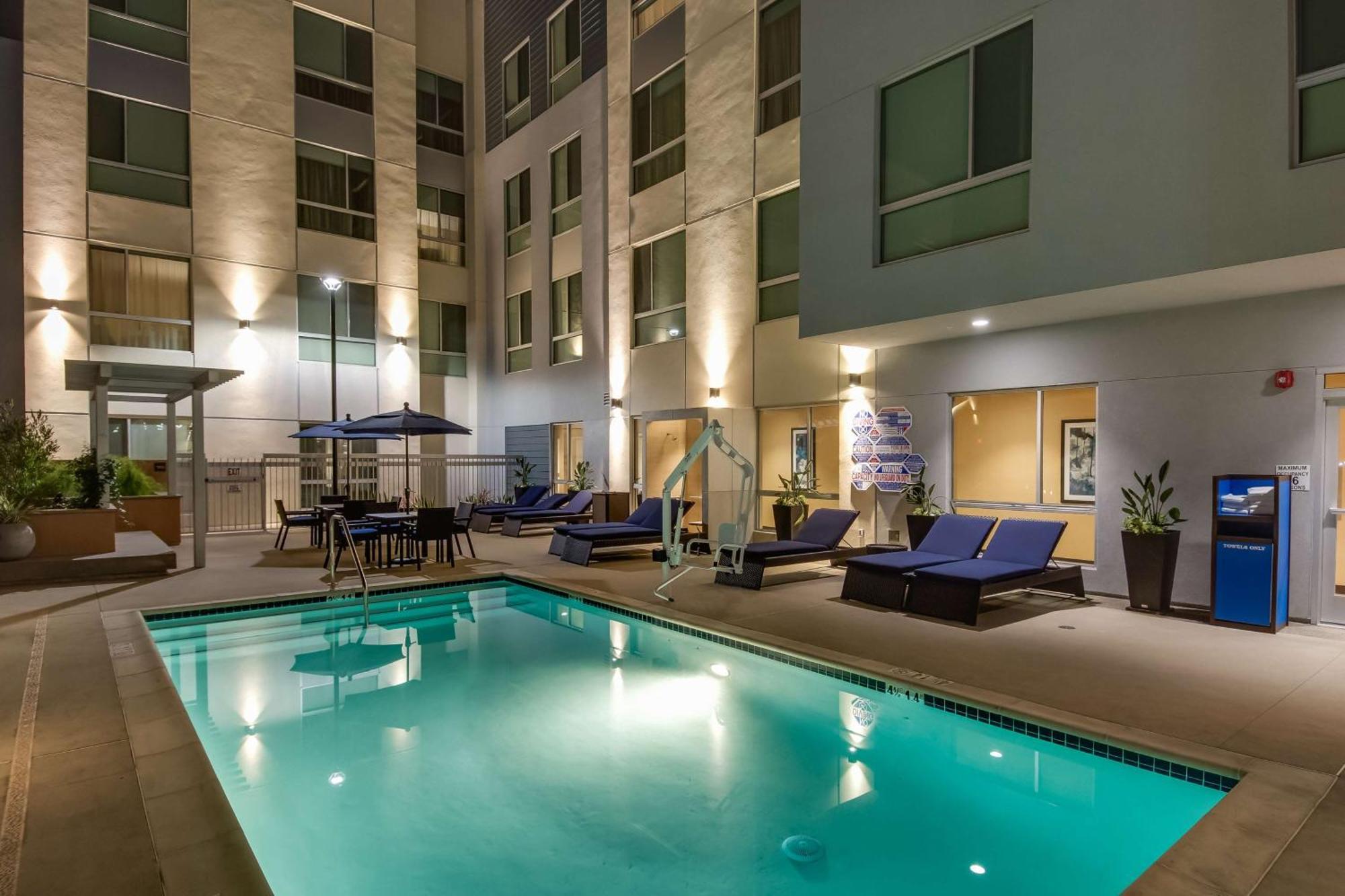 Hampton Inn & Suites Los Angeles - Glendale Exterior photo