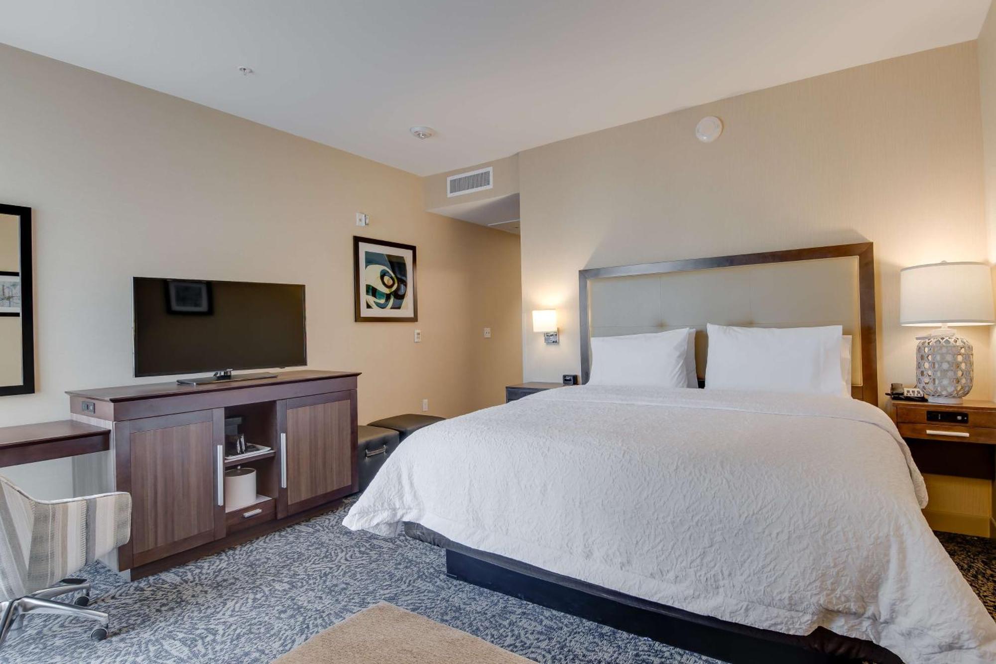 Hampton Inn & Suites Los Angeles - Glendale Exterior photo