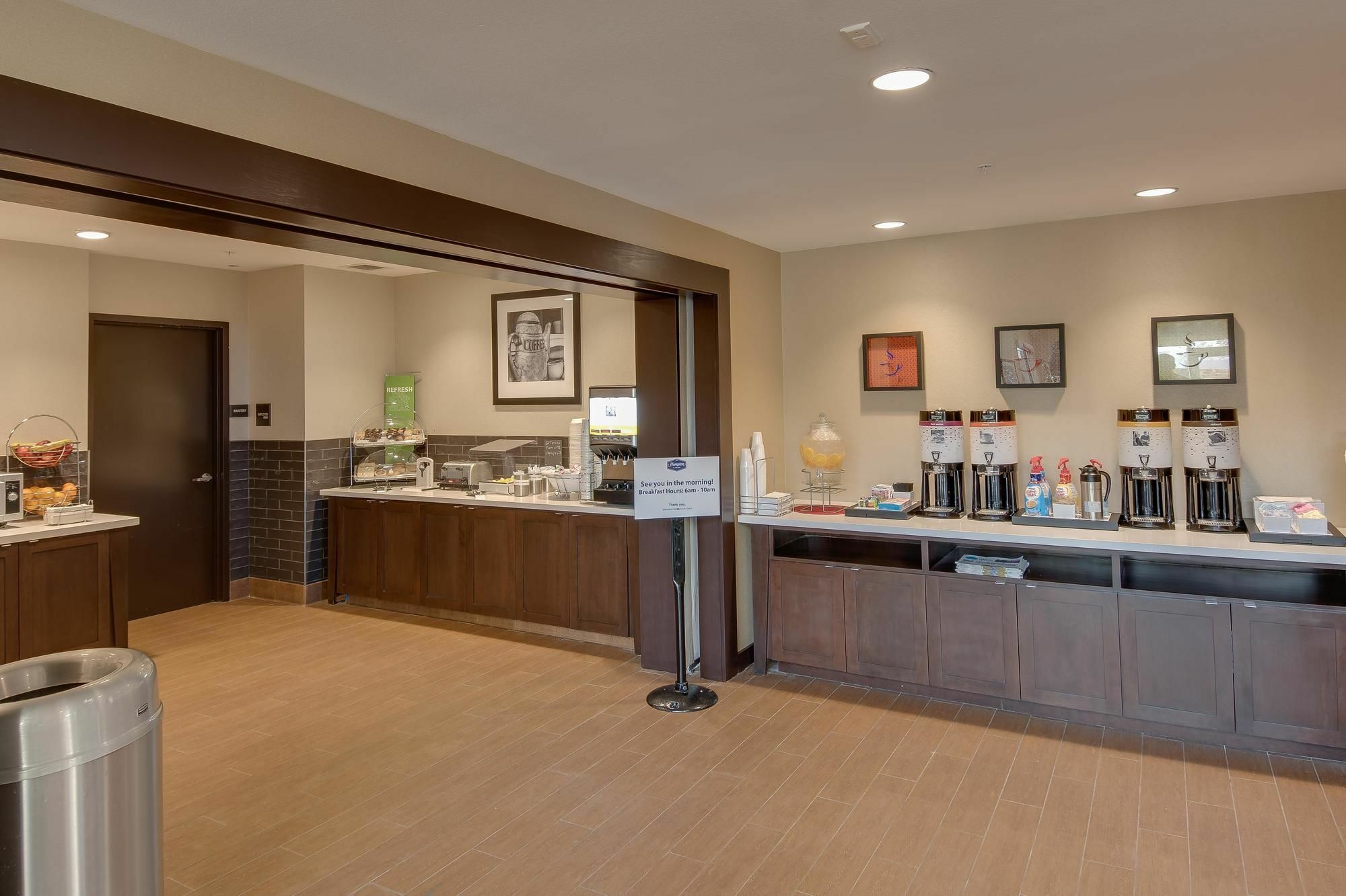Hampton Inn & Suites Los Angeles - Glendale Exterior photo