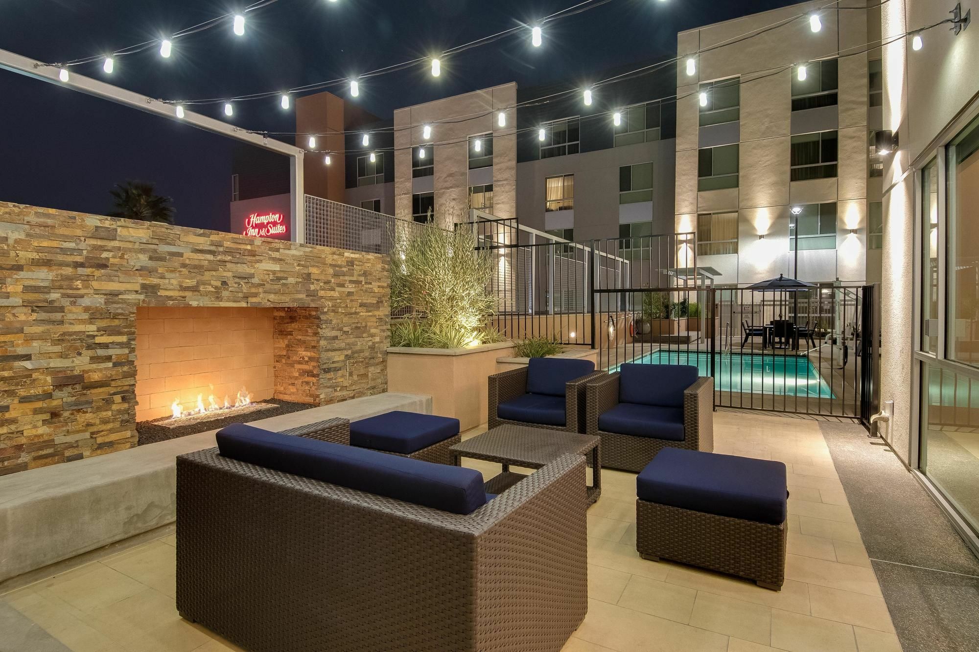 Hampton Inn & Suites Los Angeles - Glendale Exterior photo