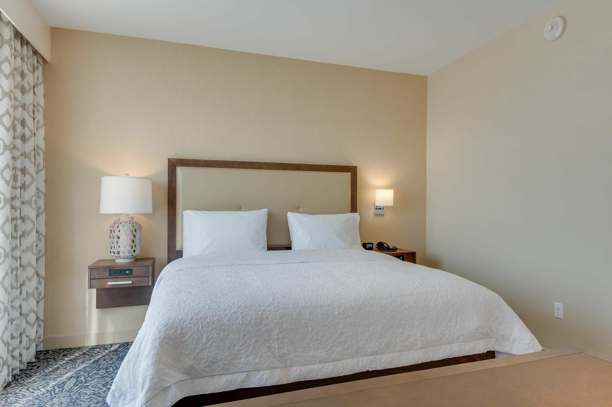 Hampton Inn & Suites Los Angeles - Glendale Exterior photo